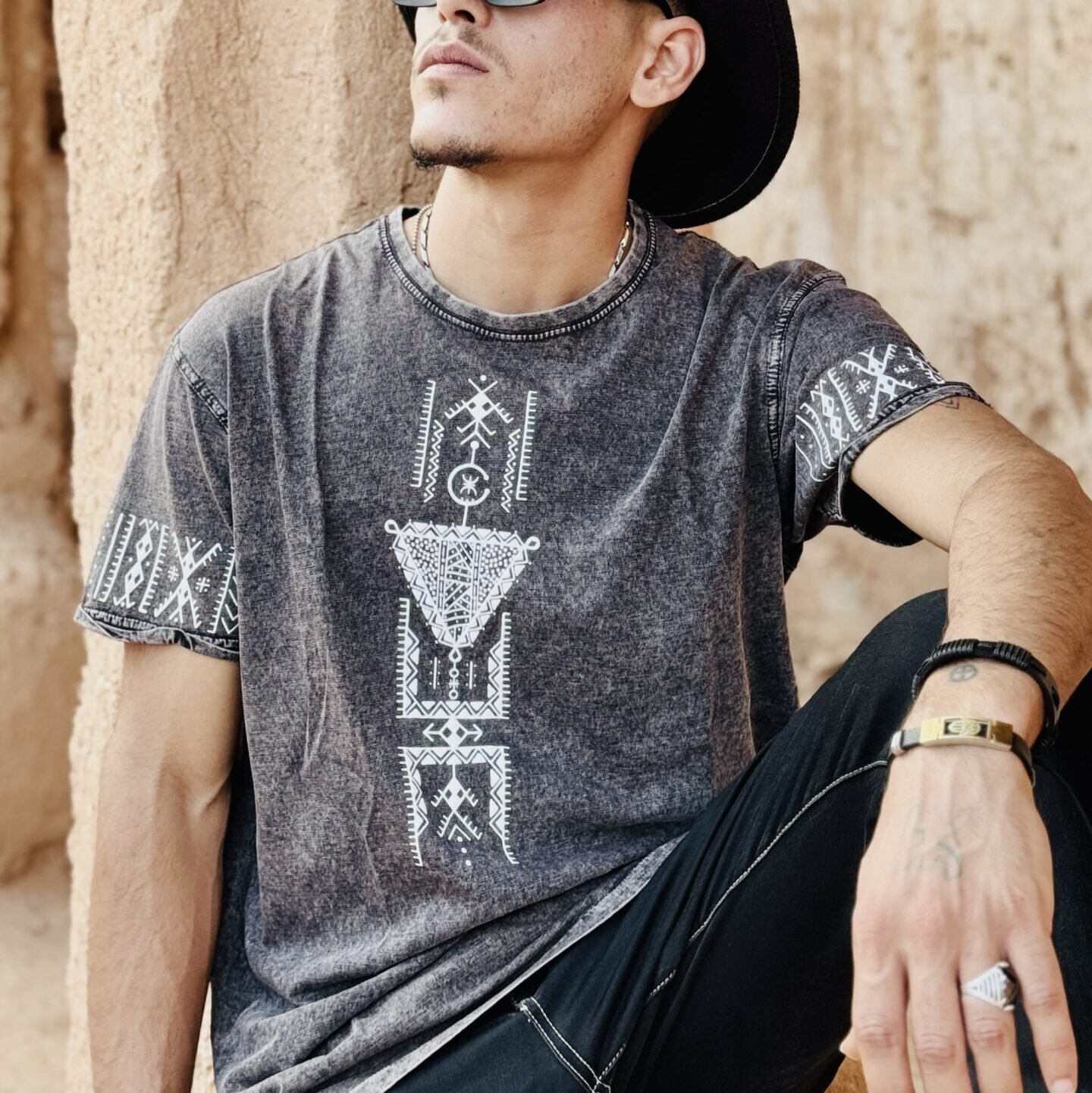 Homme portant un t-shirt premium Afusart en coton effet délavé, orné de motifs amazighs originaux.