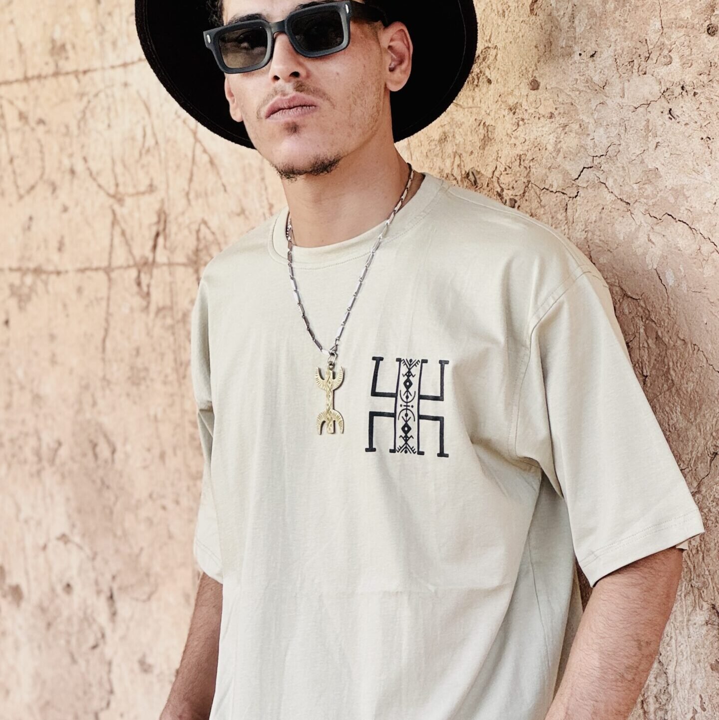 homme portant le t-shirt en coton Afusart « Symbole de liberté », orné d’un motif amazigh original.