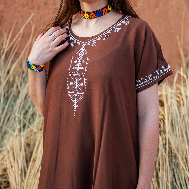 Brown Amazigh gandora with white geometric patterns on the neckline, chest, and sleeves