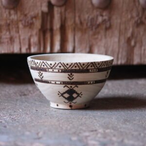 Bol artisanal en bois de tamarinier accompagné de trois cuillères décorées de motifs amazighs.