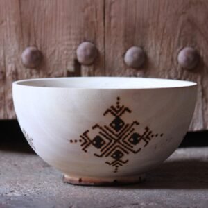 Bol artisanal en bois de tamarinier accompagné de trois cuillères décorées de motifs amazighs.