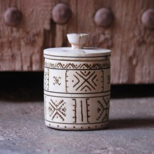 Boîte cylindrique artisanale en bois de tamarinier avec couvercle, décorée de motifs géométriques amazighs.