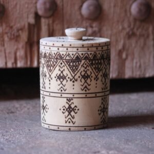 Boîte cylindrique artisanale en bois de tamarinier avec couvercle, décorée de motifs géométriques amazighs.