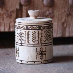 Boîte cylindrique artisanale en bois de tamarinier avec couvercle, décorée de motifs géométriques amazighs.