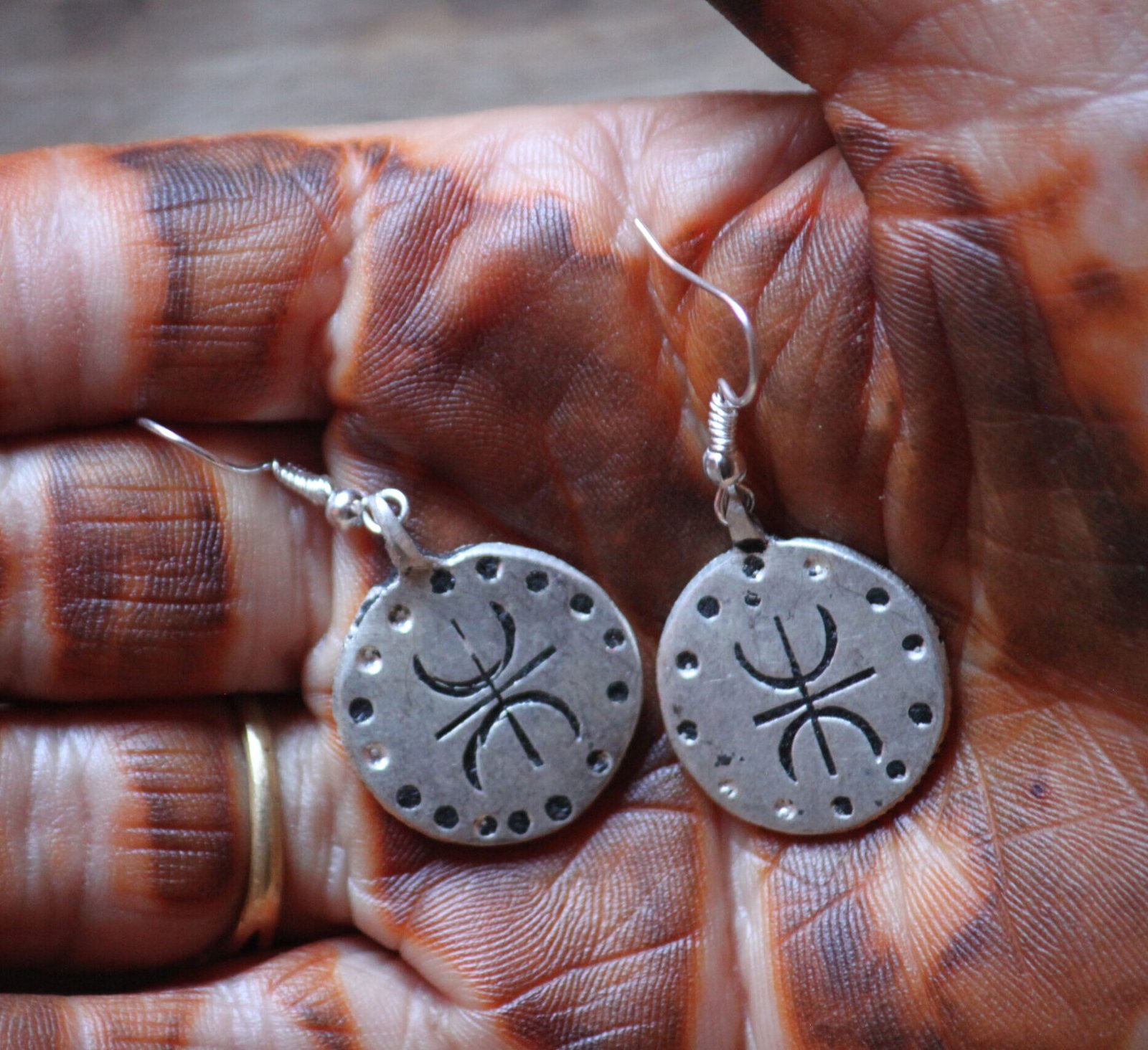 Boucles d’oreilles artisanales amazighes en métal plaqué argent, ornées de motifs traditionnels.
