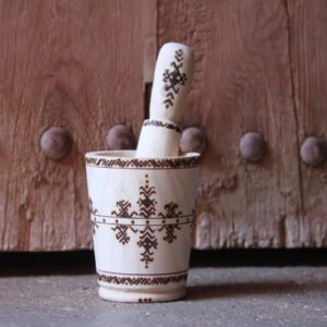 Mortier et pilon artisanaux en bois de tamarinier, décorés à la main de motifs géométriques amazighs.