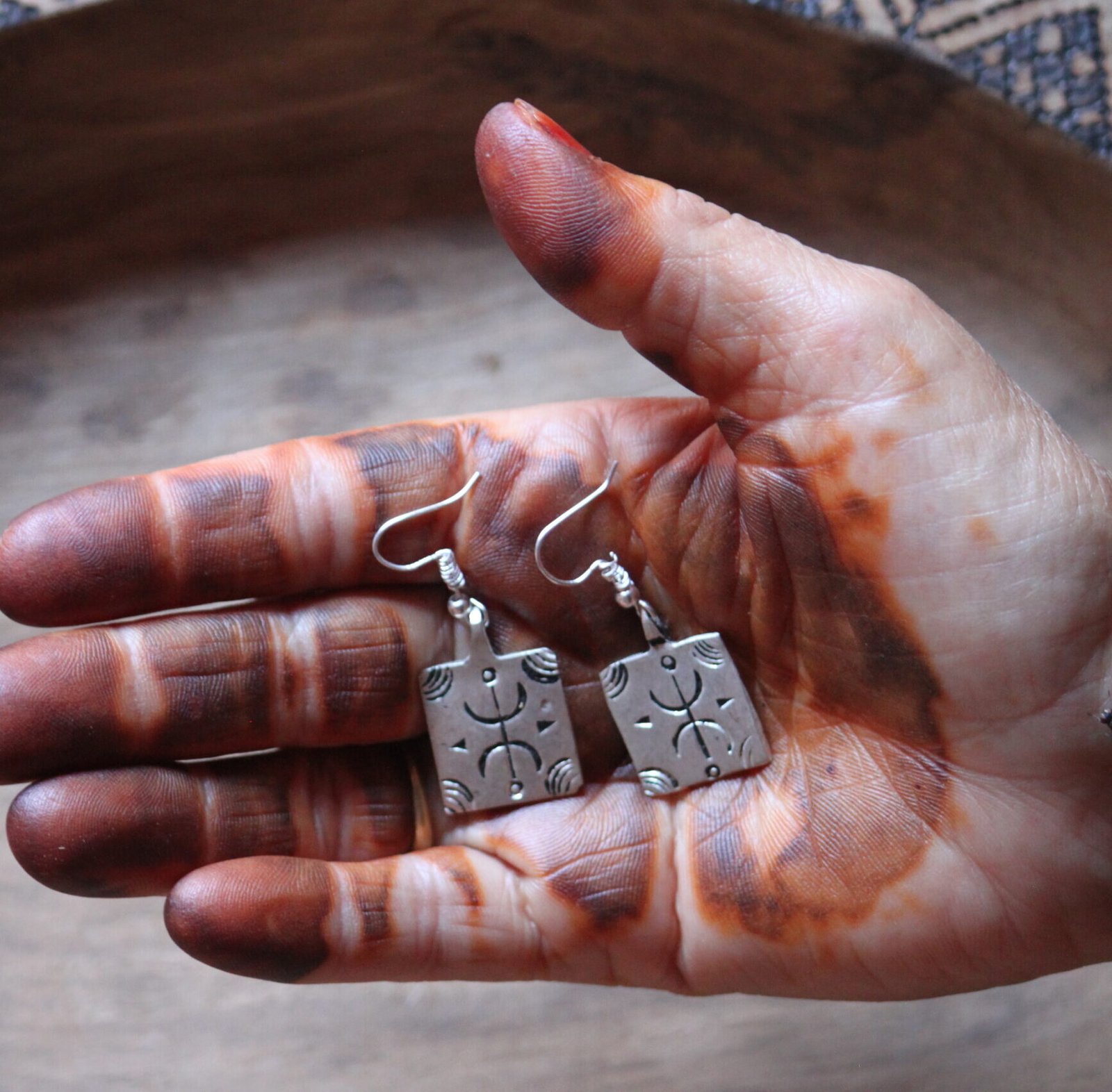 Boucles d’oreilles artisanales amazighes en métal plaqué argent, ornées de motifs traditionnels.