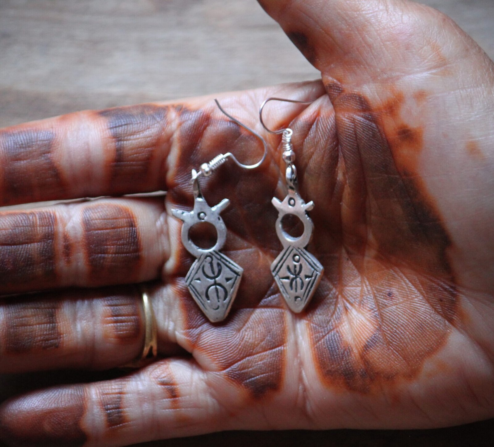 Boucles d’oreilles artisanales amazighes en métal plaqué argent, ornées de motifs traditionnels.