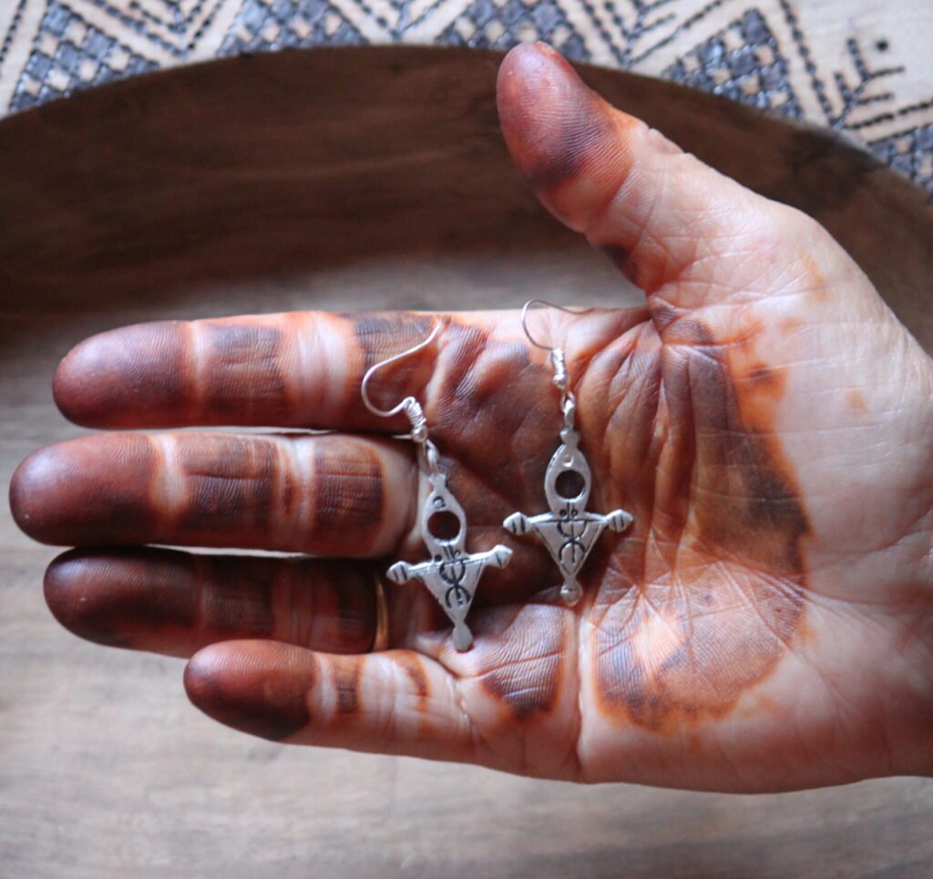 Boucles d’oreilles artisanales amazighes en métal plaqué argent, ornées de motifs traditionnels.