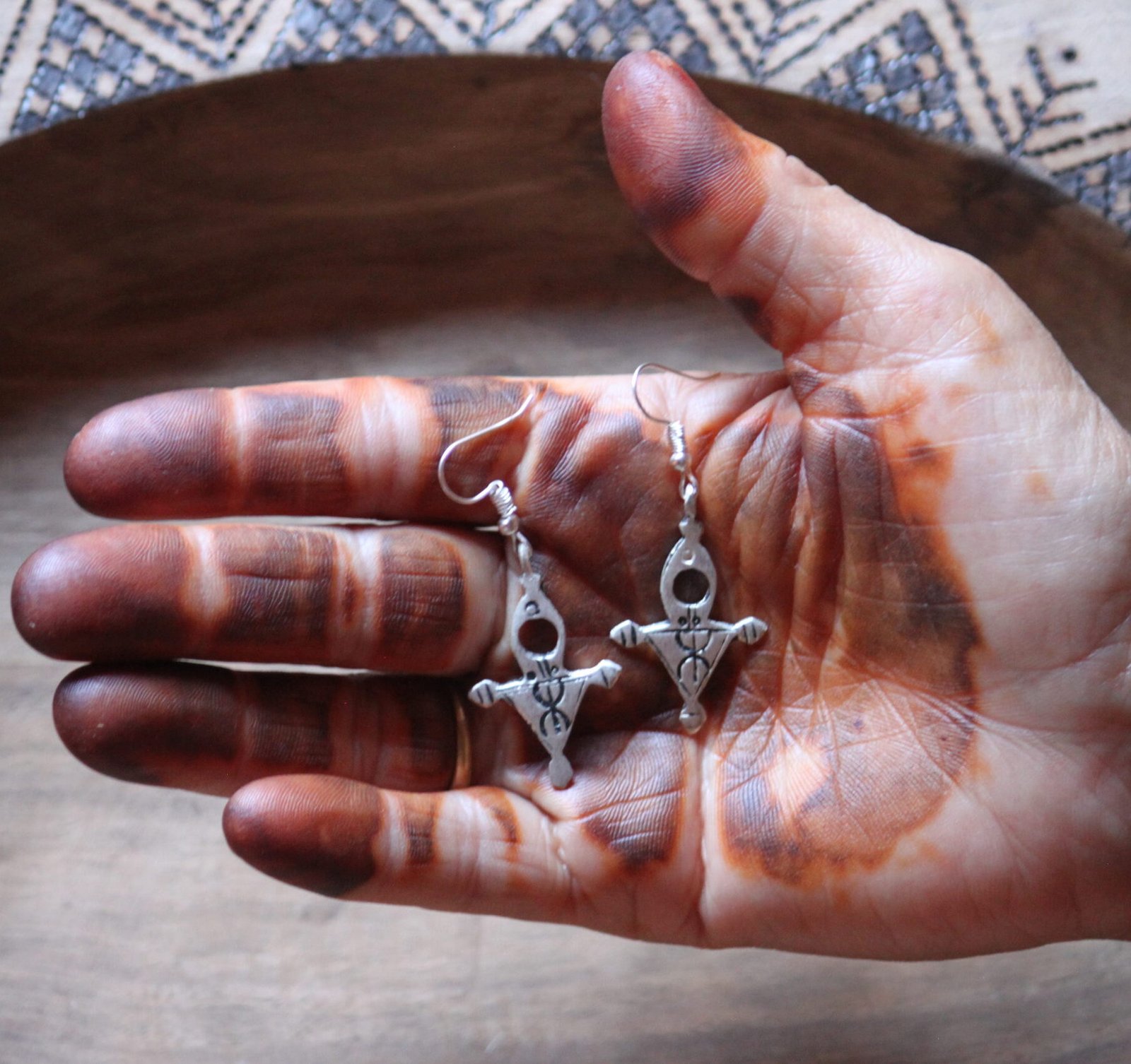 Boucles d’oreilles artisanales amazighes en métal plaqué argent, ornées de motifs traditionnels.