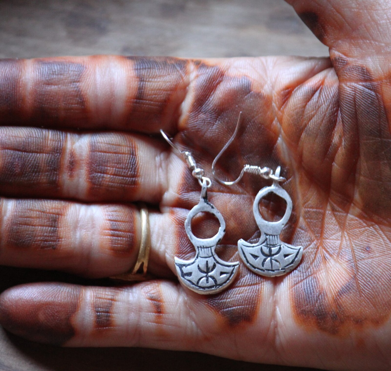 Boucles d’oreilles artisanales amazighes en métal plaqué argent, ornées de motifs traditionnels.