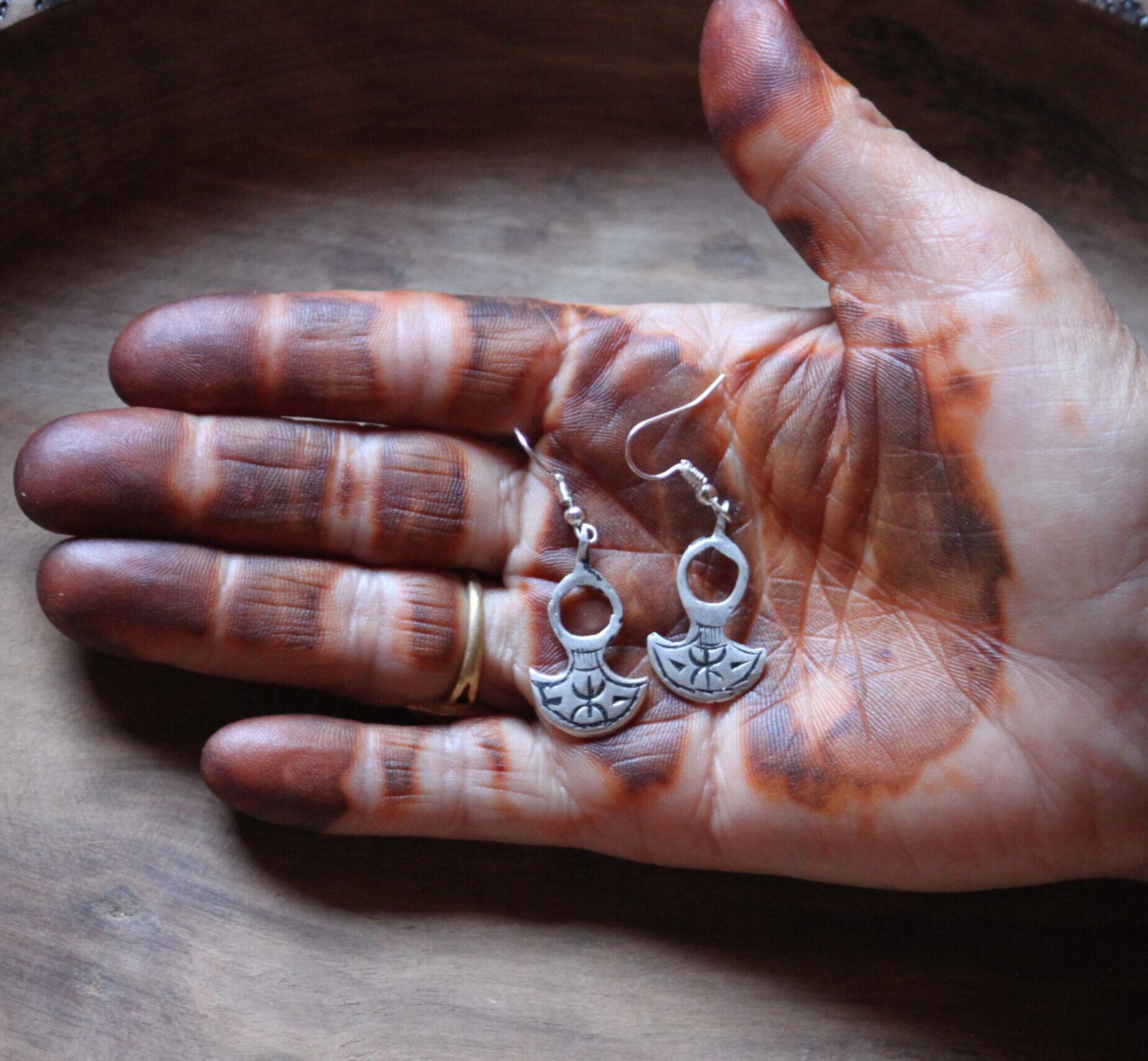 Boucles d’oreilles artisanales amazighes en métal plaqué argent, ornées de motifs traditionnels.
