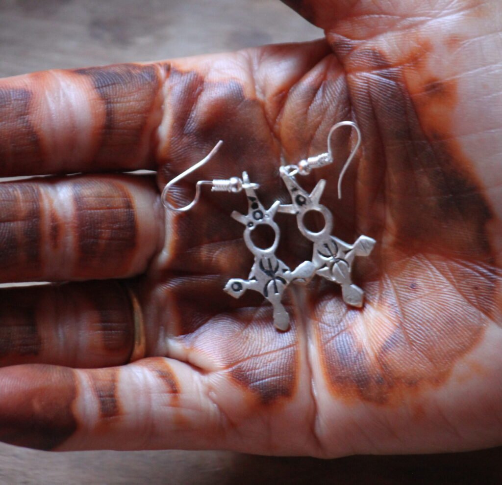 Boucles d’oreilles artisanales amazighes en métal plaqué argent, ornées de motifs traditionnels.