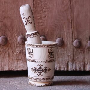 Mortier et pilon artisanaux en bois de tamarinier, décorés à la main de motifs géométriques amazighs.