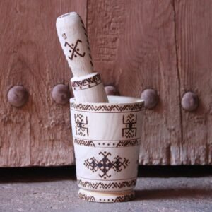 Mortier et pilon artisanaux en bois de tamarinier, décorés à la main de motifs géométriques amazighs.