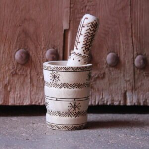 Mortier et pilon artisanaux en bois de tamarinier, décorés à la main de motifs géométriques amazighs.