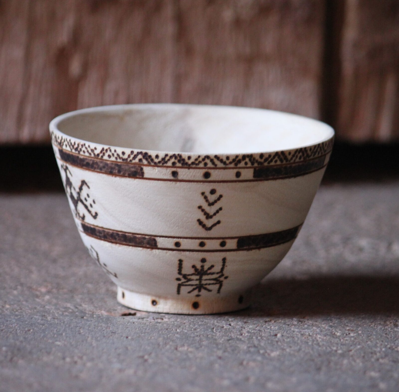 Bol artisanal en bois de tamarinier accompagné de trois cuillères décorées de motifs amazighs.