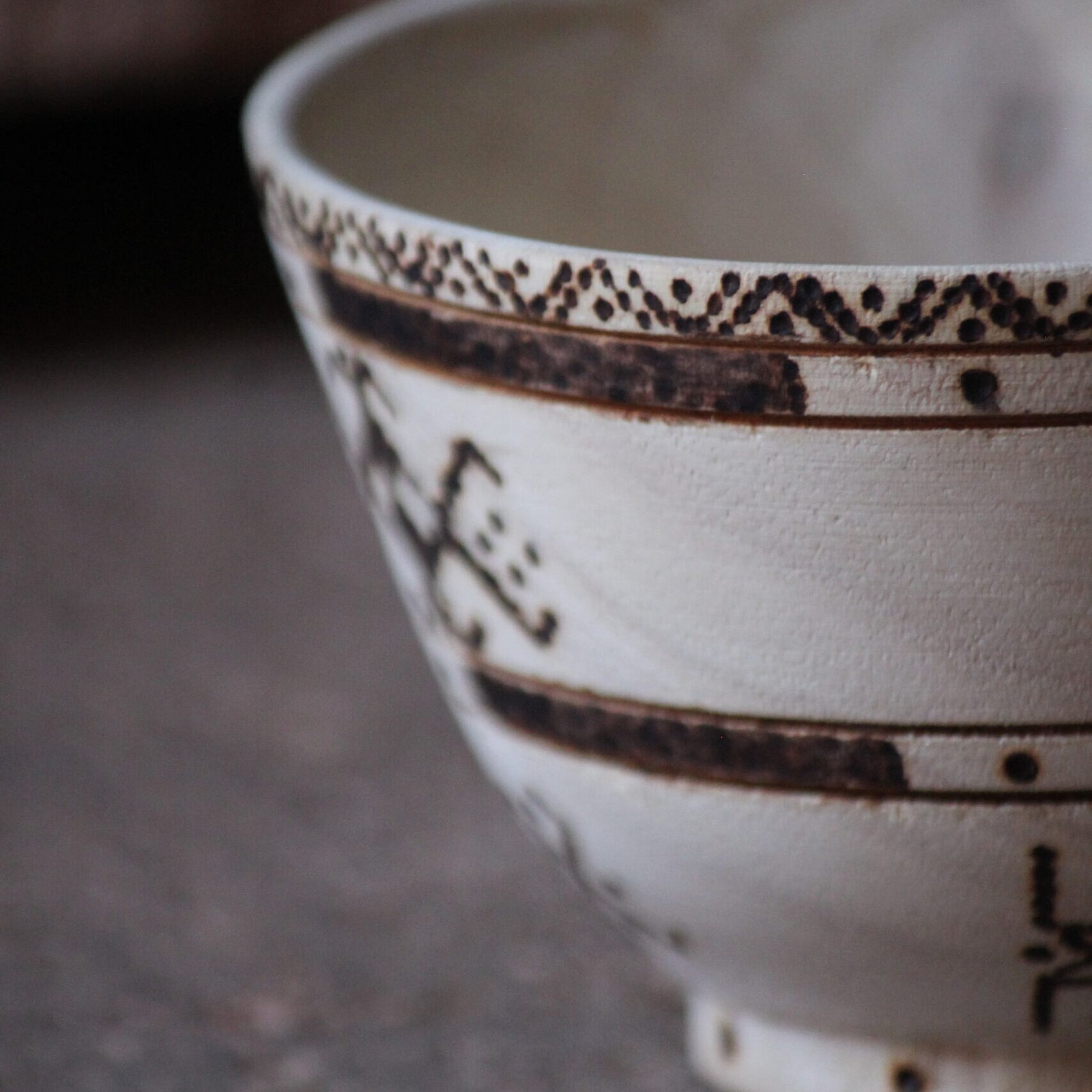Bol artisanal en bois de tamarinier accompagné de trois cuillères décorées de motifs amazighs.