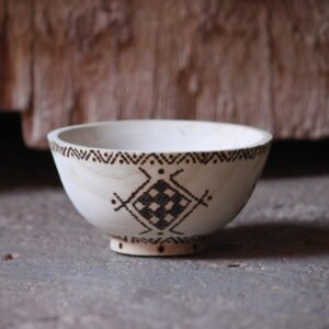 Bol artisanal en bois de tamarinier accompagné de trois cuillères décorées de motifs amazighs.
