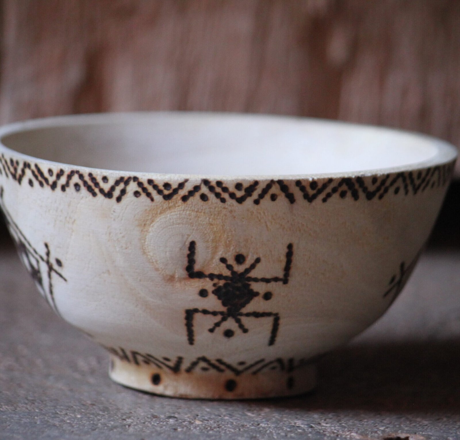 Bol artisanal en bois de tamarinier accompagné de trois cuillères décorées de motifs amazighs.