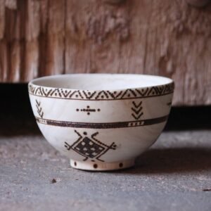 Bol artisanal en bois de tamarinier accompagné de trois cuillères décorées de motifs amazighs.