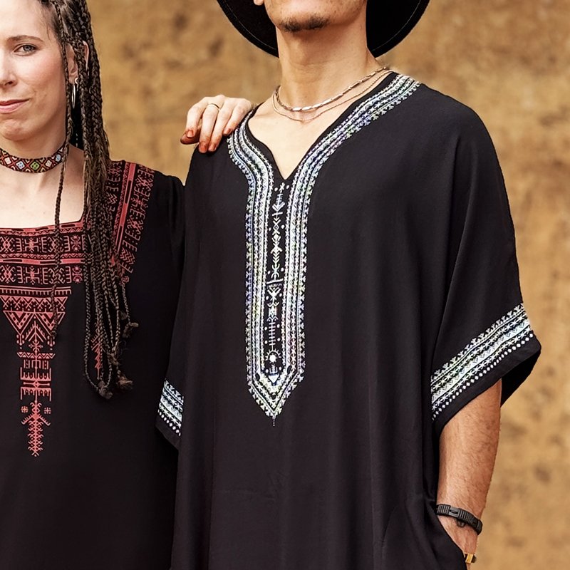 Homme portant une gandoura amazighe noire Afusart, décorée de motifs traditionnels contrastés.