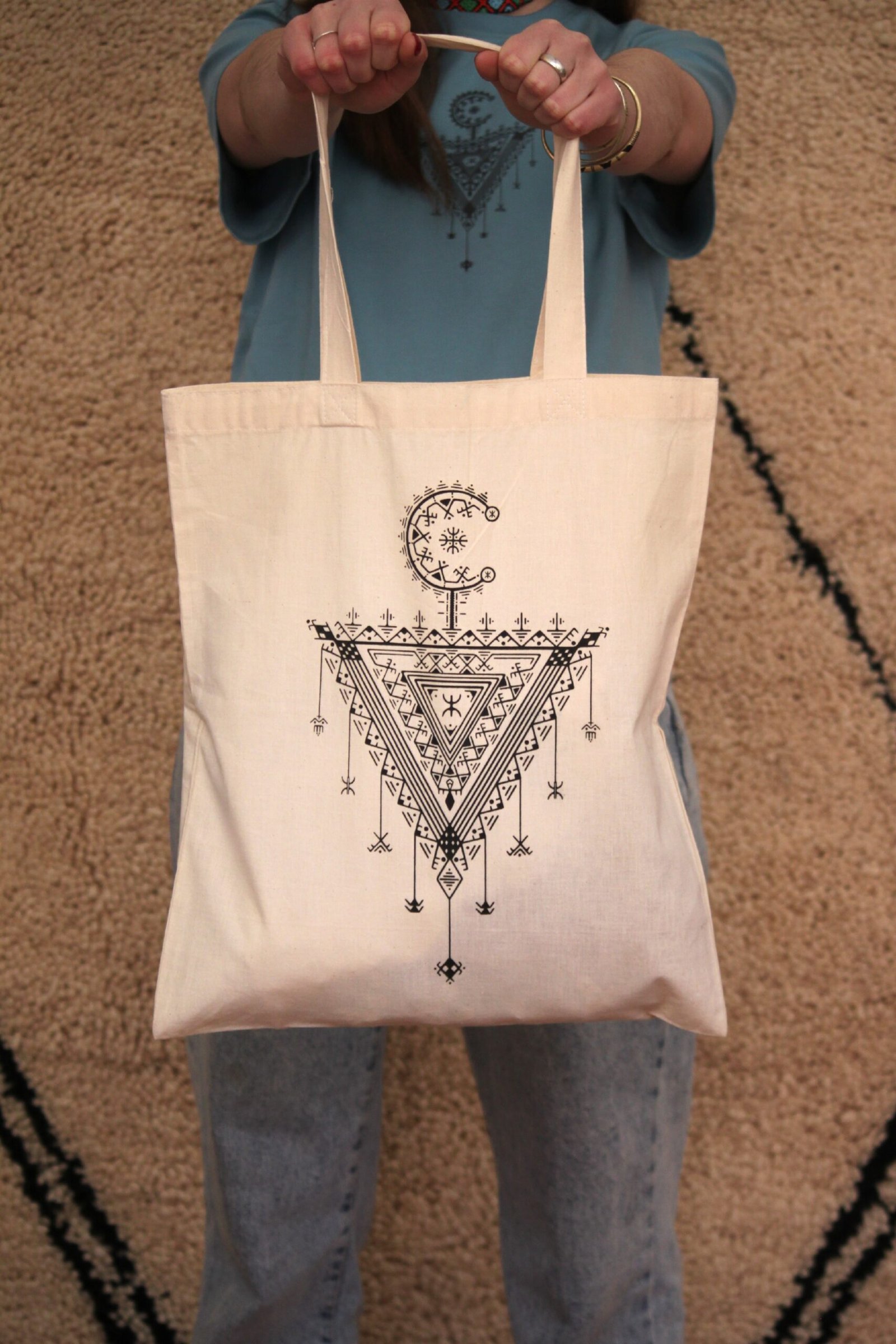 Tote bag Afusart de taille normale en tissu écru, décoré de motifs amazighs tasghnst