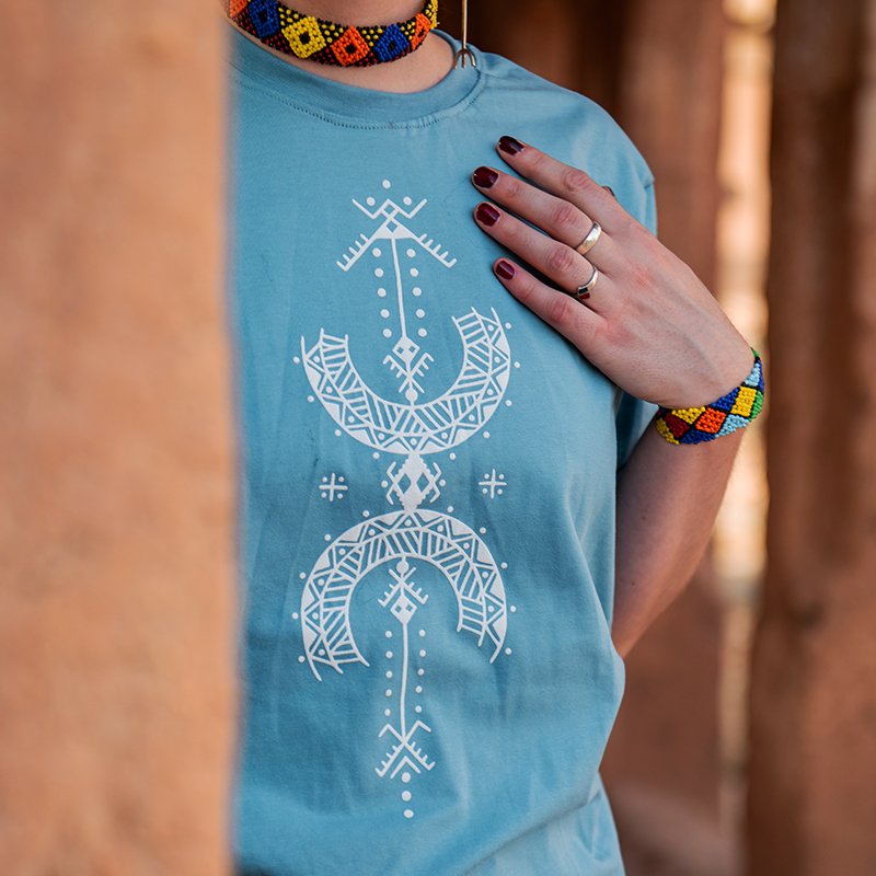 femme porte tshirt bleu lavé