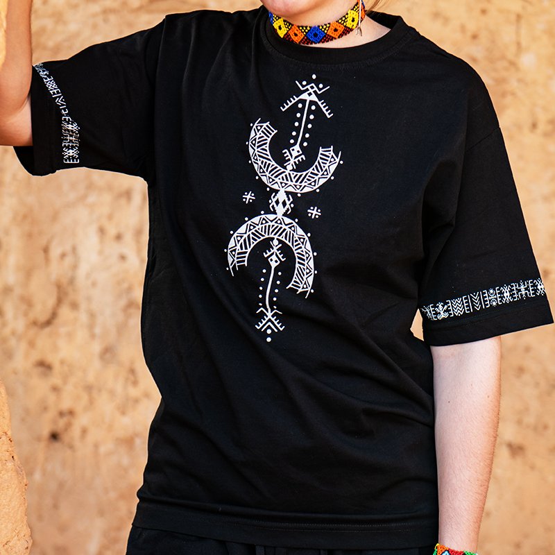 T-shirt amazigh noir en coton, orné du motif Aza, symbole de liberté.