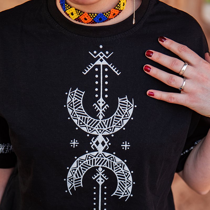 T-shirt amazigh noir en coton, orné du motif Aza, symbole de liberté.