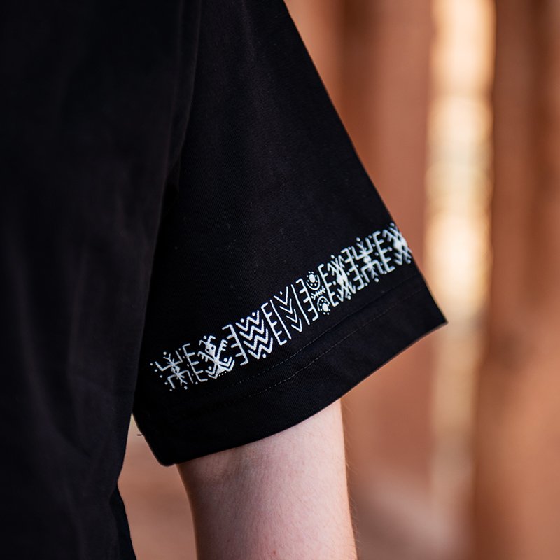 T-shirt amazigh noir en coton, orné du motif Aza, symbole de liberté.