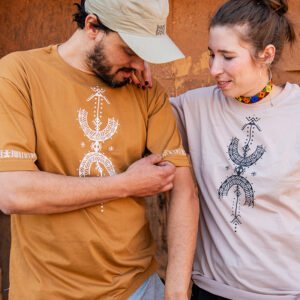 T-shirt amazigh en coton, orné du motif Aza, symbole de liberté.