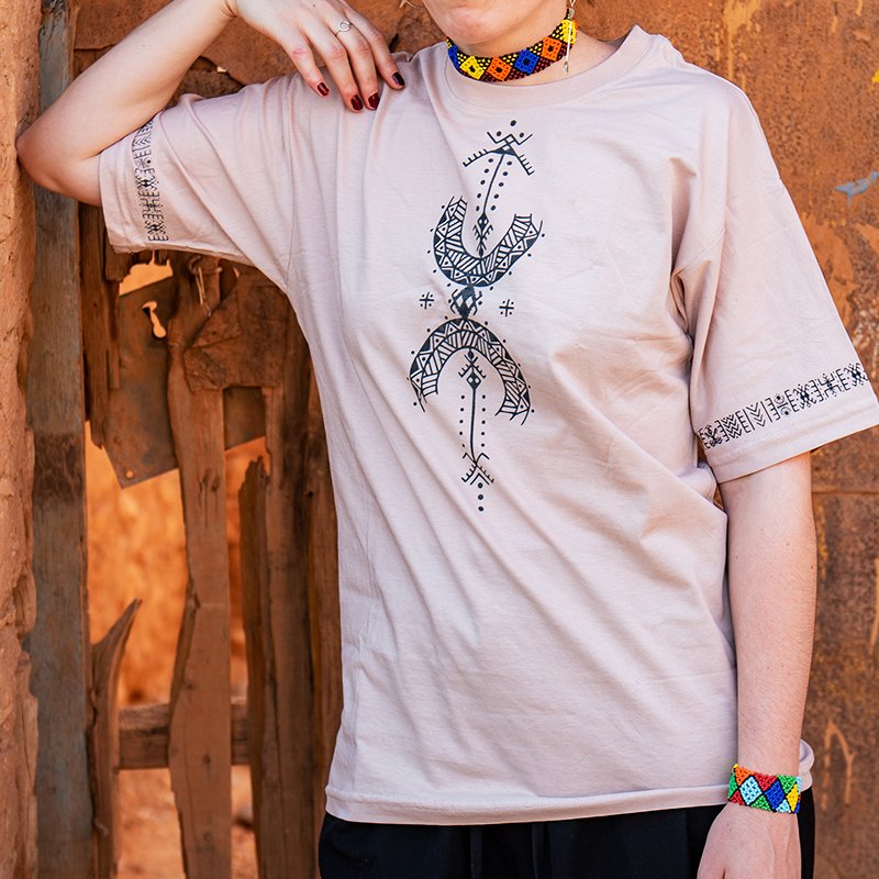 T-shirt amazigh en coton, orné du motif Aza, symbole de liberté.