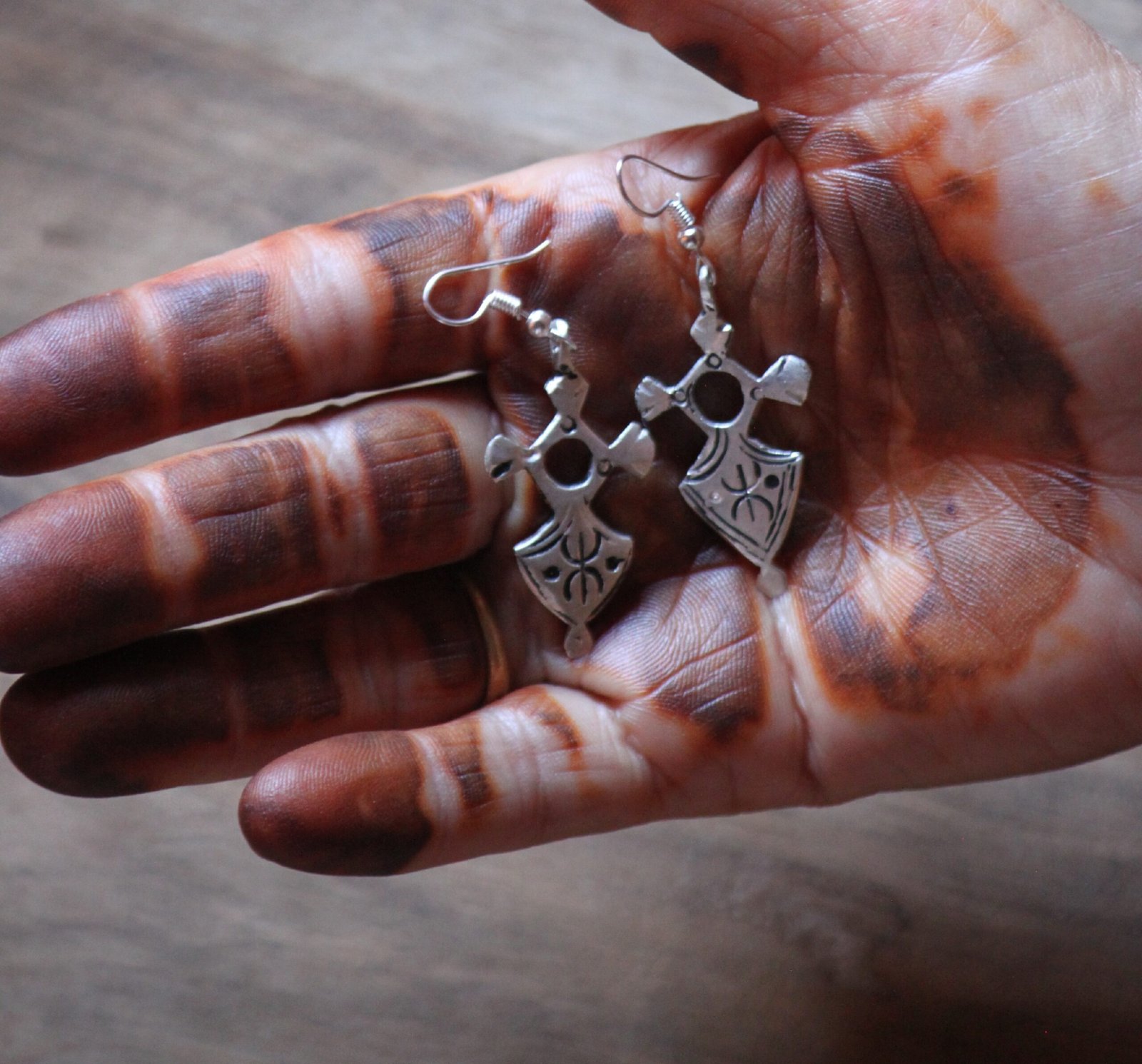 Boucles d’oreilles artisanales amazighes en métal plaqué argent, ornées de motifs traditionnels.