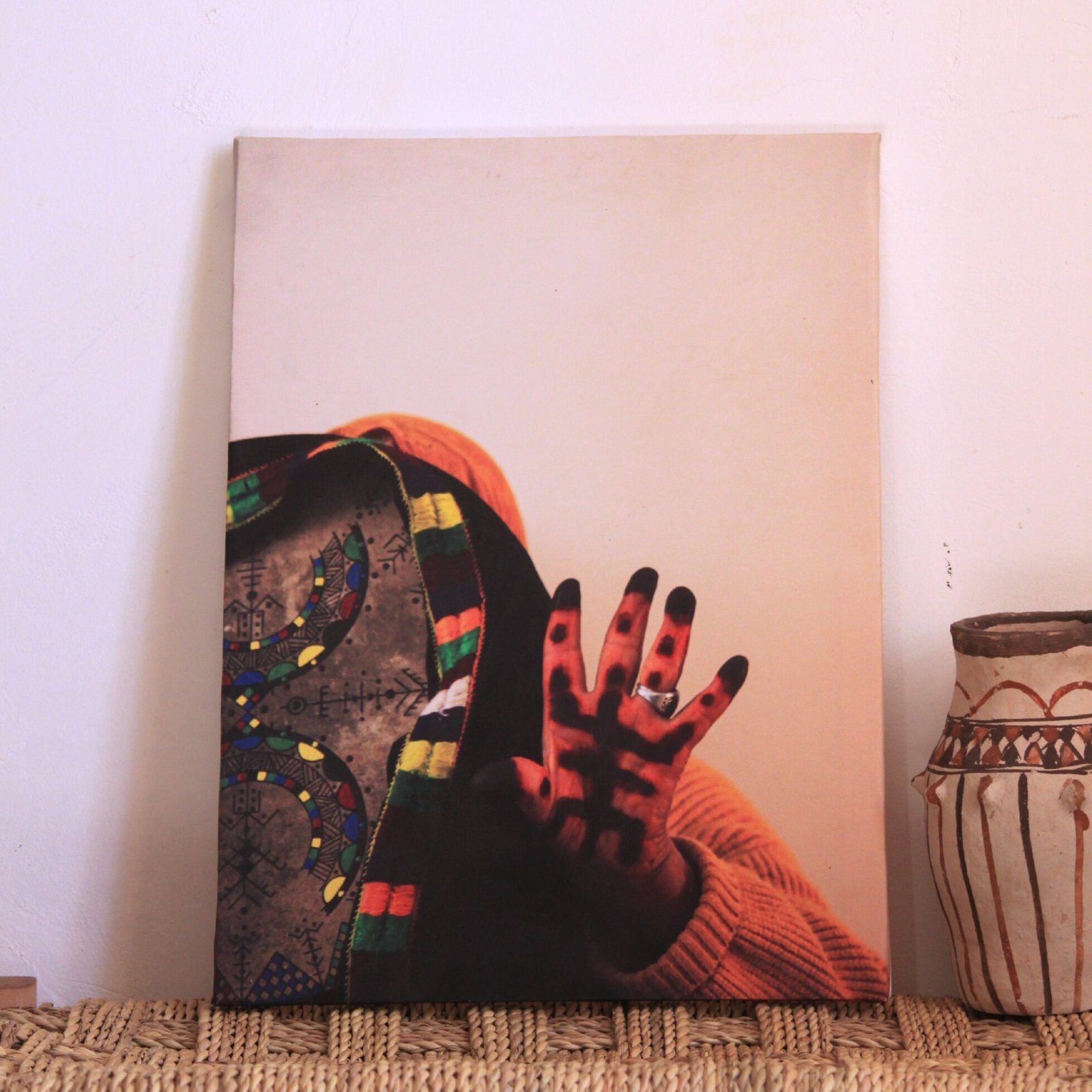 Illustration de Muha Tawargit inspirée du symbole amazigh Aza, composée de formes géométriques noires et de motifs colorés.
