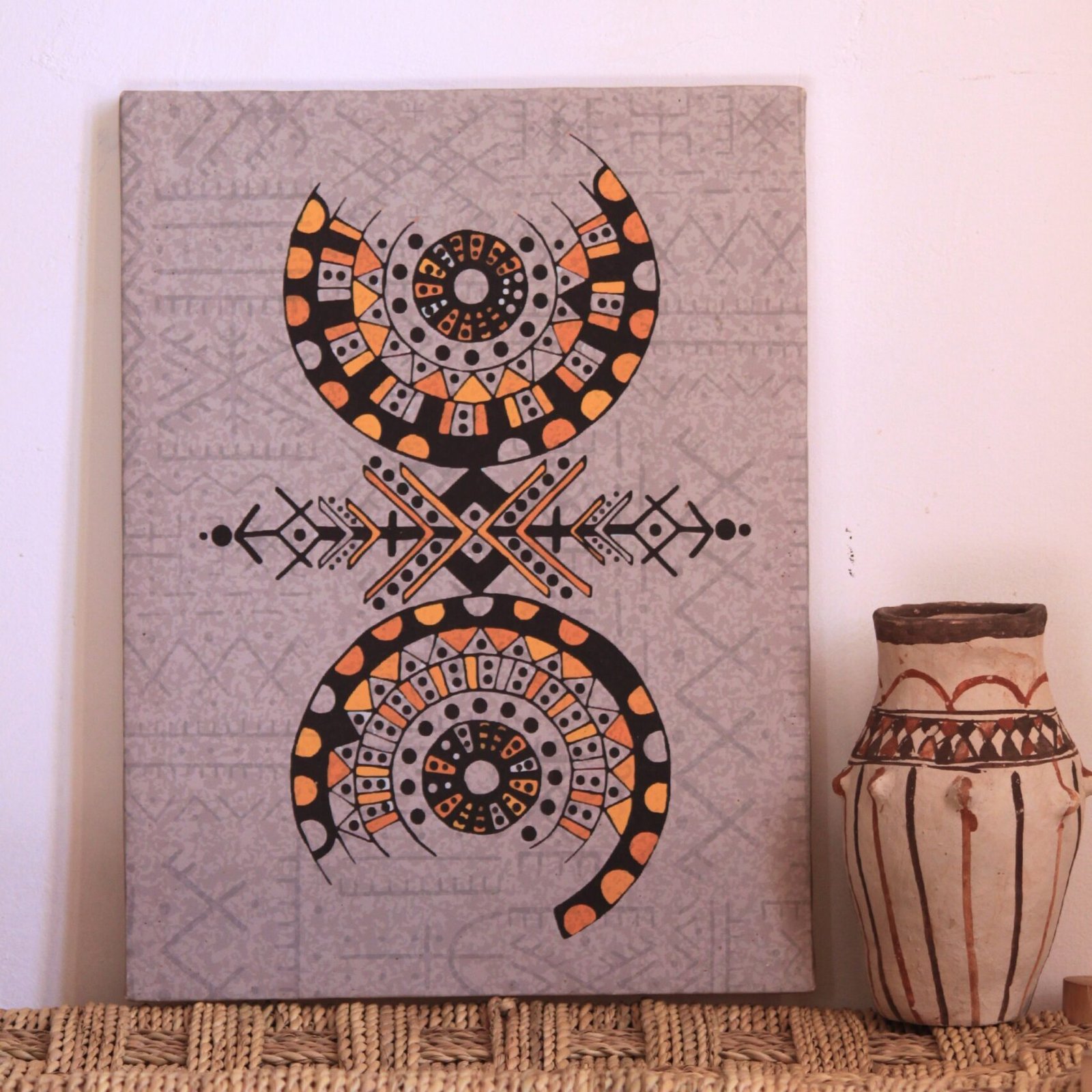 Illustration de Muha Tawargit inspirée du symbole amazigh Aza, composée de formes géométriques noires et de motifs colorés.