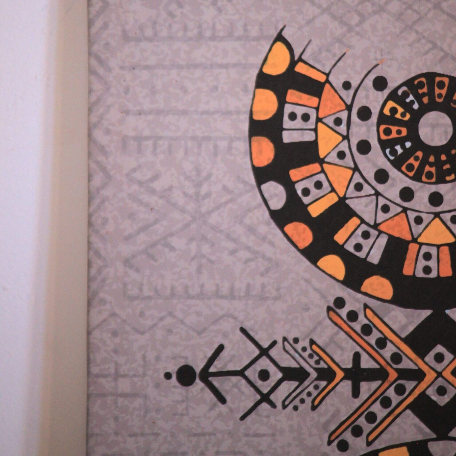 Illustration de Muha Tawargit inspirée du symbole amazigh Aza, composée de formes géométriques noires et de motifs colorés.