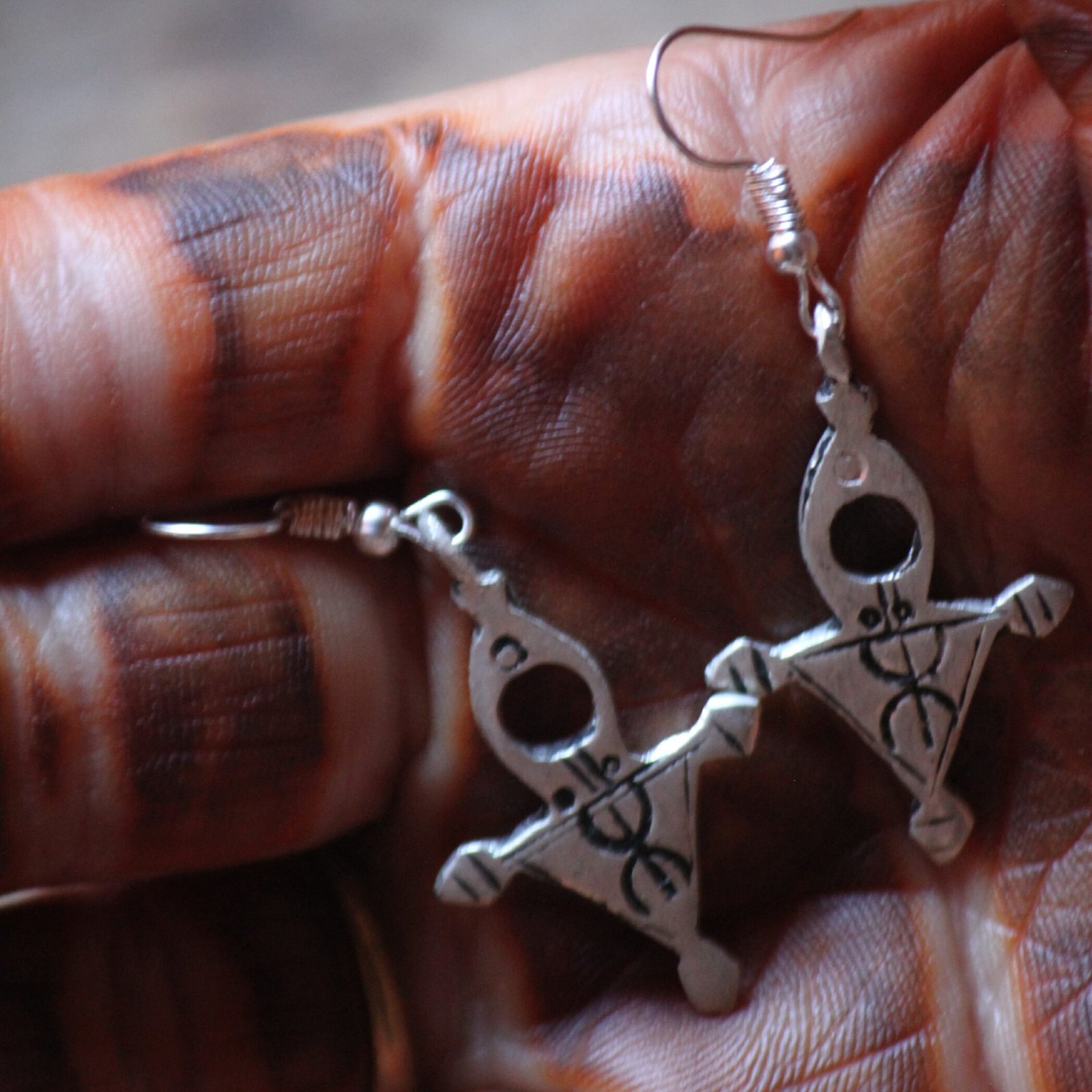 Boucles d’oreilles artisanales amazighes en métal plaqué argent, ornées de motifs traditionnels.