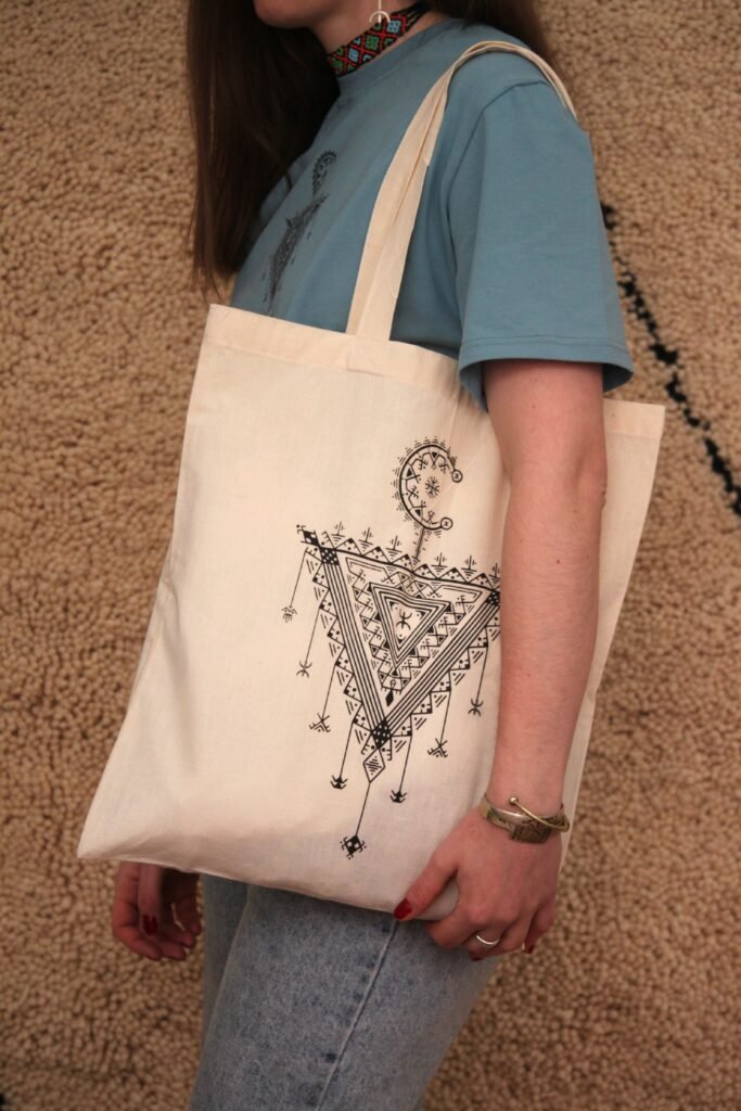Tote bag Afusart de taille normale en tissu écru, décoré de motifs amazighs tasghnst