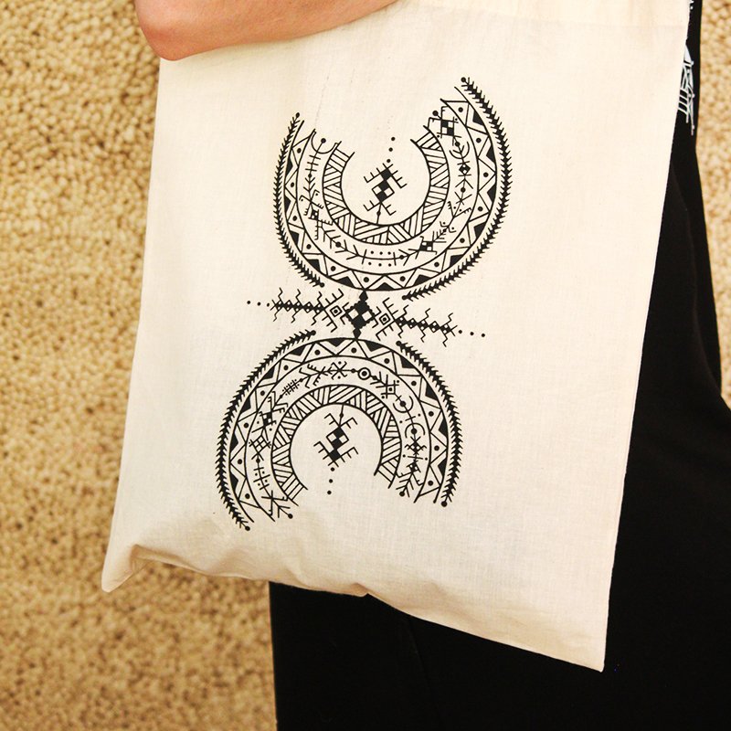Tote bag Afusart de taille normale en tissu écru, décoré de motifs amazighs