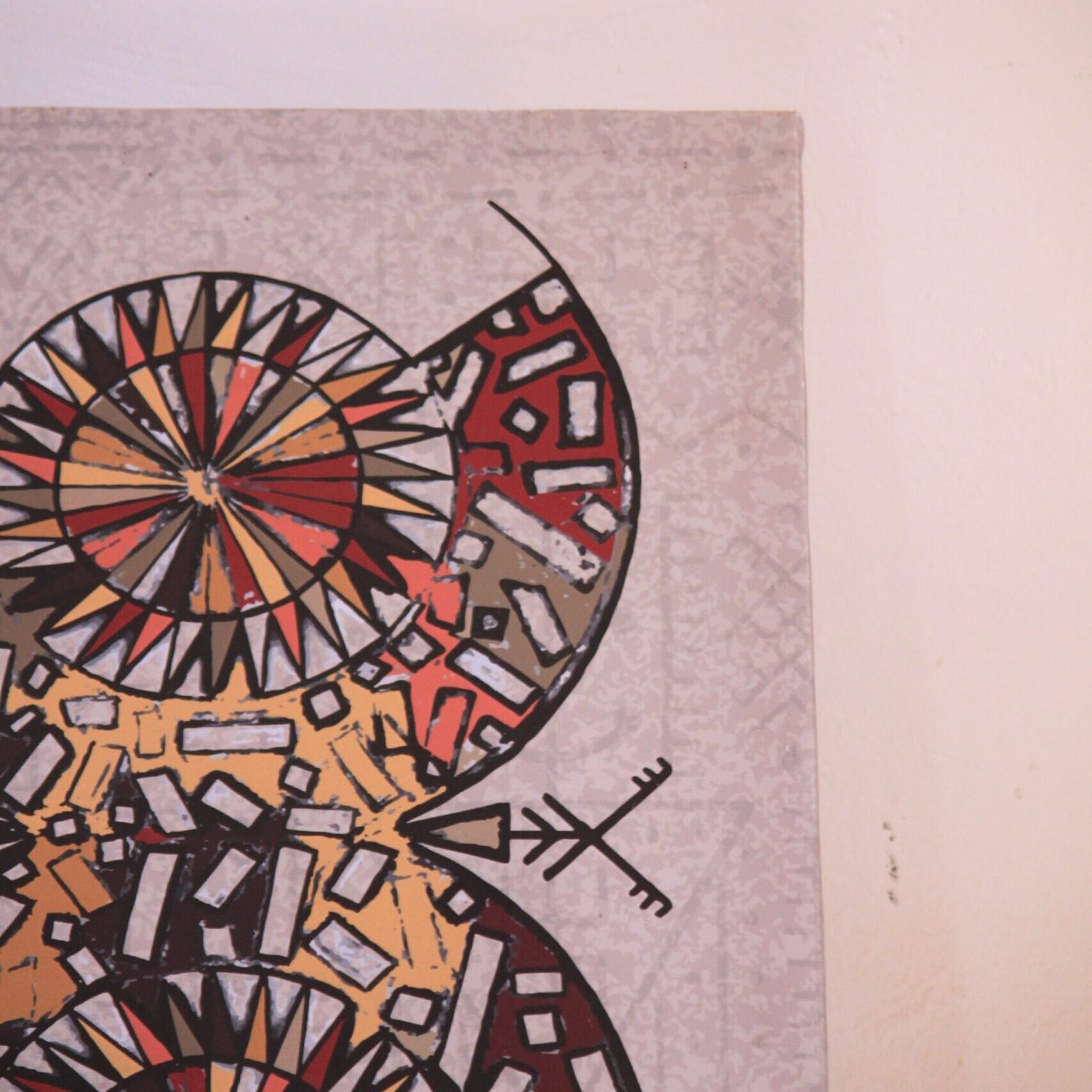 Illustration de Muha Tawargit inspirée du symbole amazigh Aza, composée de formes géométriques noires et de motifs colorés.