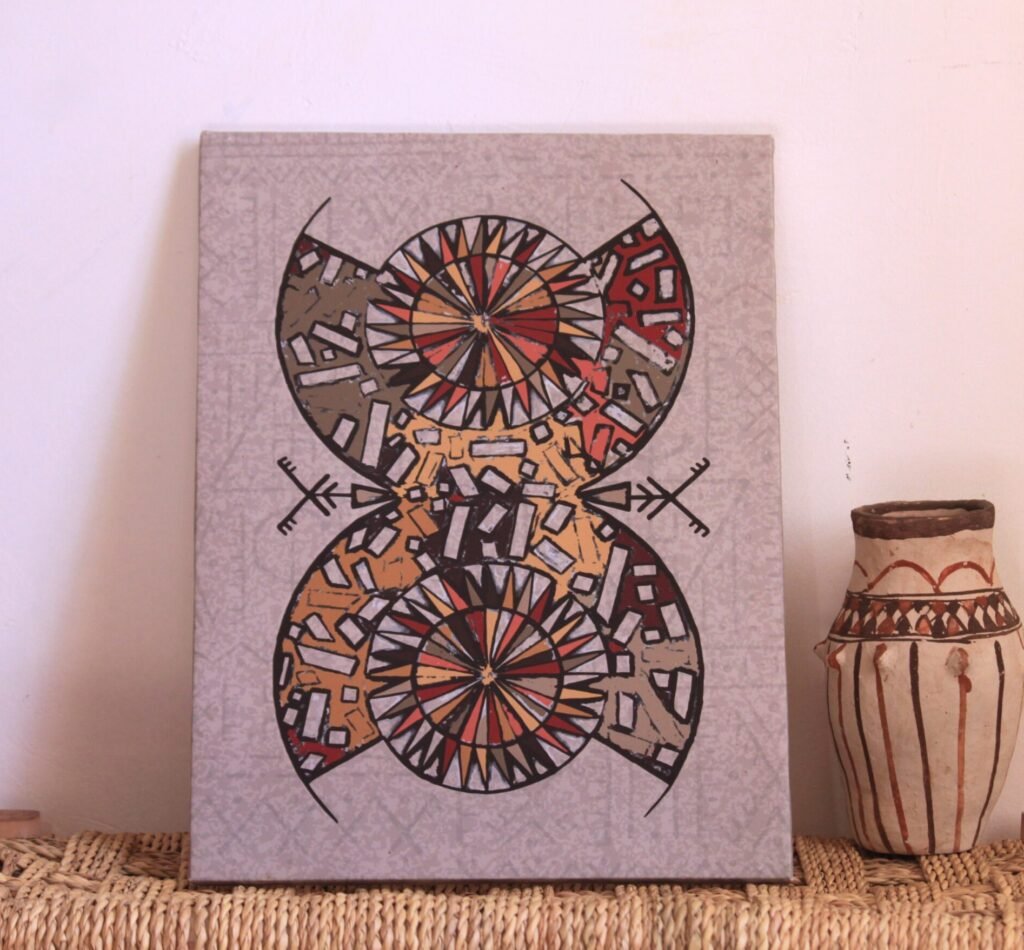 Illustration de Muha Tawargit inspirée du symbole amazigh Aza, composée de formes géométriques noires et de motifs colorés.