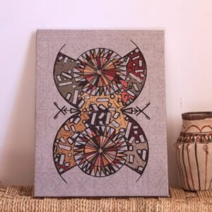 Illustration de Muha Tawargit inspirée du symbole amazigh Aza, composée de formes géométriques noires et de motifs colorés.