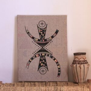 Illustration de Muha Tawargit inspirée du symbole amazigh Aza, composée de formes géométriques noires et de motifs colorés.
