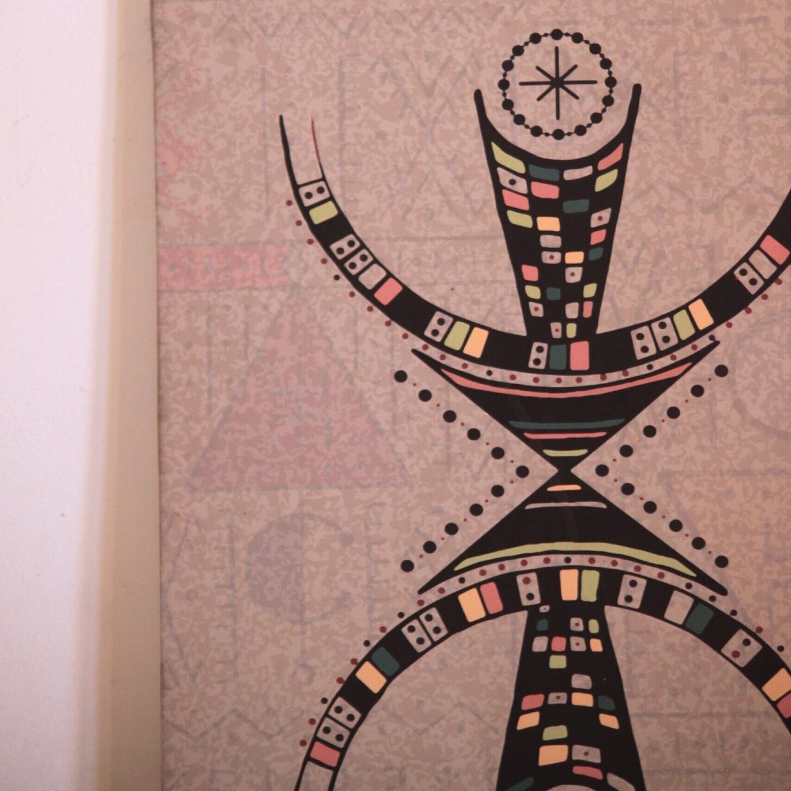 Illustration de Muha Tawargit inspirée du symbole amazigh Aza, composée de formes géométriques noires et de motifs colorés.