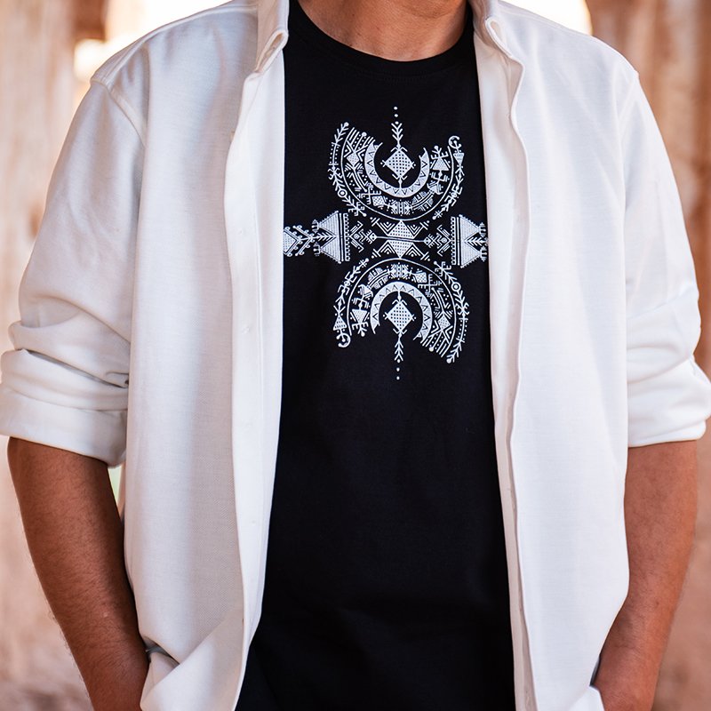 T-shirt amazigh noir en coton, orné du motif Aza, symbole de liberté.