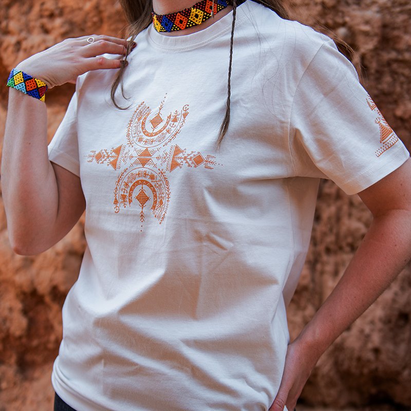 femme portant des t-shirts Afusart noir et blanc, ornés d’un design amazigh inspiré du symbole de liberté Aza.