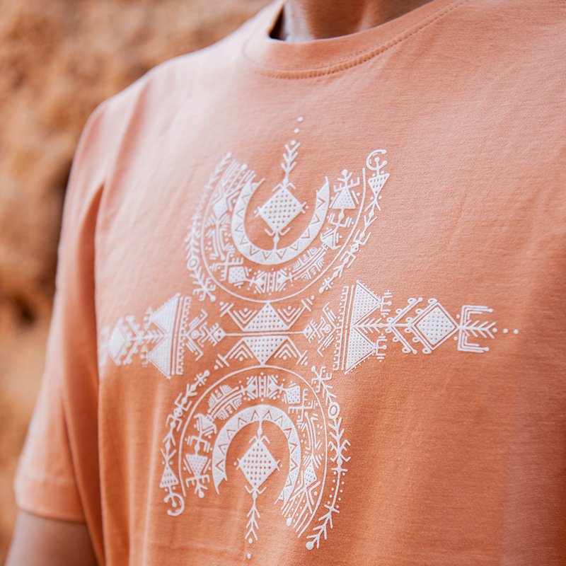 T-shirt orange en coton Afusart, orné du motif amazigh Aza, symbole de liberté.