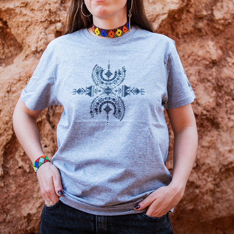 femme portant un T-shirt amazigh gris en coton avec motif Aza imprimé sur le devant.
