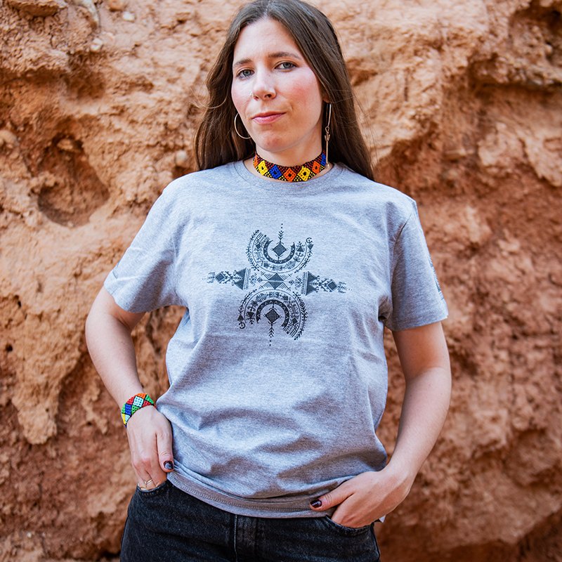 T-shirt amazigh gris en coton avec motif Aza imprimé sur le devant.